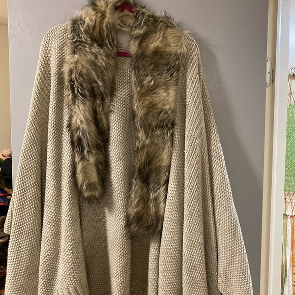 Faux fur/sweater poncho - Picture 1 of 1
